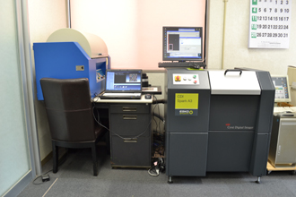 右：樹脂版と機械　CDI Spark A3 ESKO ART　　左：JAPAN COLOR 測色機